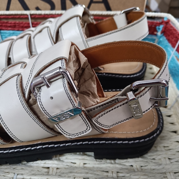 CHUNKY SOLE SANDAL - Picture 4 of 11